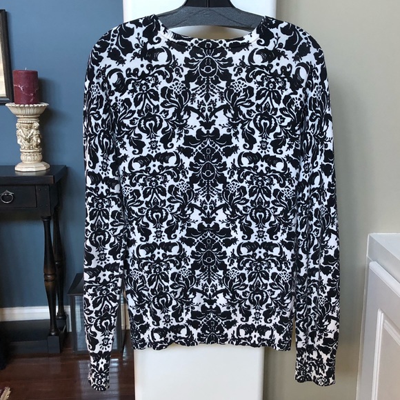 Gap-Black & White Floral print V-neck Sweater (M) - Picture 3 of 7